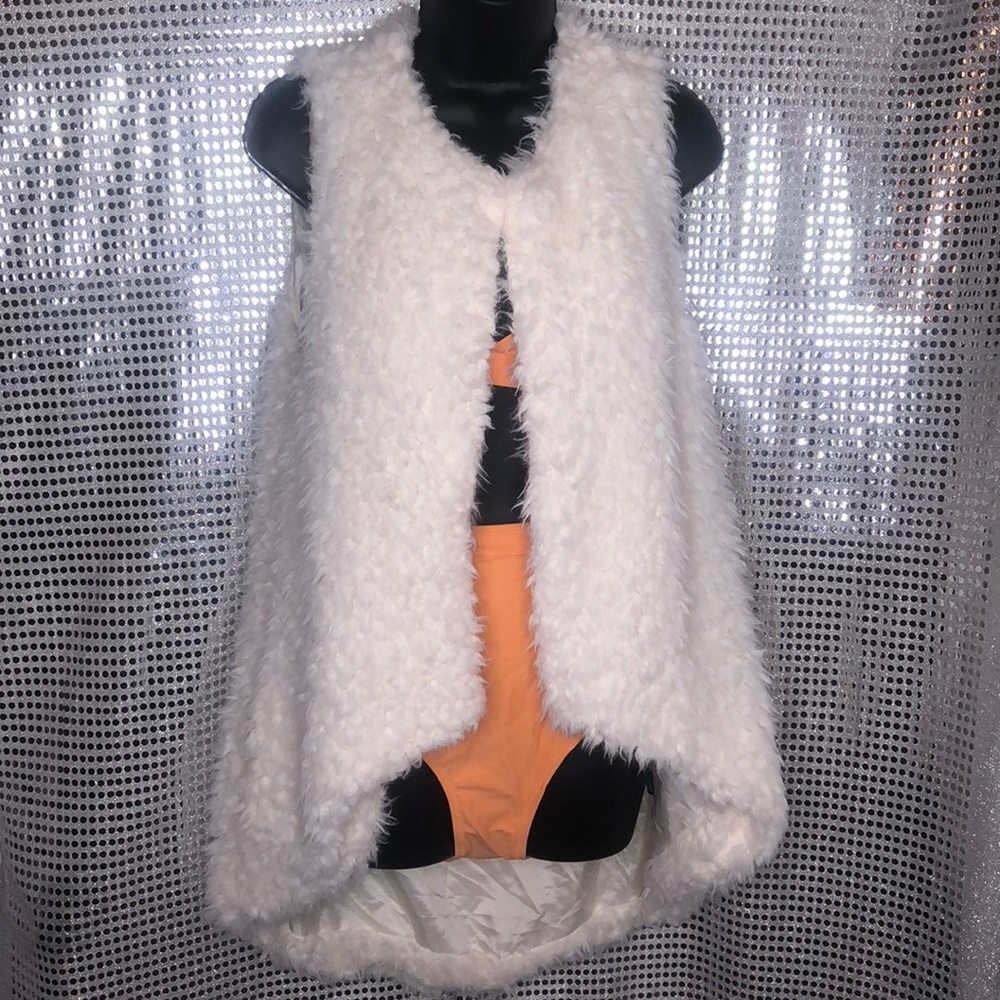 🔥 #Maddison Faux Fur Off-White Trendy Vest 🔥
